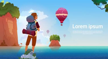 Dostum Backpacker zevk dağlar göl Gezgin görünümünde yaz macera tatil kavramı