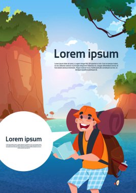Dağlar göl Traveler eşlemesinde yaz macera tatil kavramı üzerinde tutan adam Backpacker