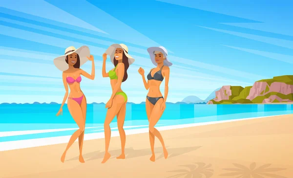 女三人寄ればビーチでビキニでセクシーな女の子は夏の海バカンス帽子を着用 — ストックベクタ