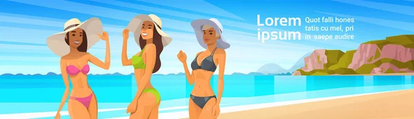 Drei Frauen im Bikini am Strand, sexy Mädchen tragen Hut im Sommerurlaub am Meer — Stockvektor