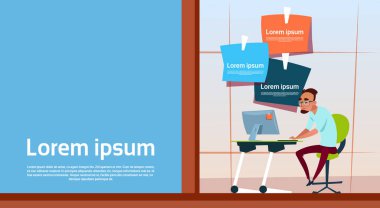 Bilgisayar masaüstü kopya alanı çalışan Resepsiyon ofis oturma iş adamı