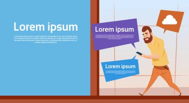 Kullanım hücre akıllı telefon sörf Internet Online Banner kopya alanı ile yürüyüş iş adamı