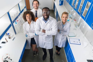 Grup araştırmacı Modern laboratuvar mutlu olan Afrika kökenli Amerikalı bilim adamı bilimsel araştırma laboratuarında yarış ekibi Mix gülümseyen,