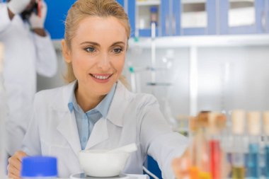 Exrepiment, kadın araştırmacı laboratuarda yapma laboratuvar çalışan kadın bilim adamı