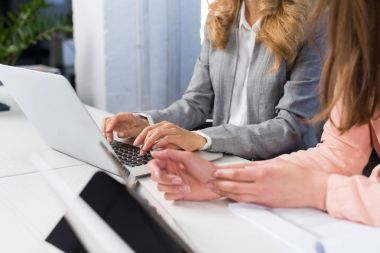 İş kadınları yazarak klavye, ekip çalışması kavramı, açık alan Office iki iş kadınları projede birlikte çalışan dizüstü bilgisayar kullanarak