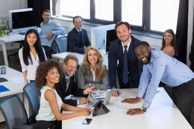 Beyin fırtınası sürecine, iş takım Modern ofis, ekip çalışması kavramı, iş adamları başlangıç proje planlama grup toplantısı sırasında proje tartışıyor