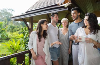 Genç insanlar grubu Teras tropikal Hotel, arkadaşlar tropik tatil tatil