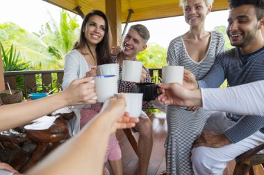 Gençler grup kahvaltı Teras tropikal Hotel, arkadaş tıklatması bardak Tropic tatil tatil