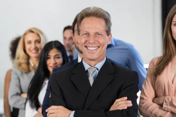 Empresário bem sucedido Boss Over Businesspeople Group Background, Líder maduro com pessoas de negócios Equipe Confiante Segure as mãos dobradas — Fotografia de Stock