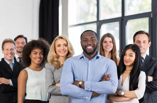 Afro-Amerikaanse zakenman baas met groep van mensen uit het bedrijfsleven In creatieve Office, succesvolle Mix Race Man leiden ondernemers Team Stand gevouwen handen, professionele medewerkers — Stockfoto