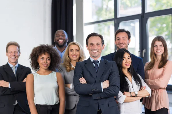 Boss och Business People Group med mogen ledare på förgrunden i Office, ledarskap koncept, lyckad blandning Race Team av företagare som bär kostymer, professionell personal — Stockfoto