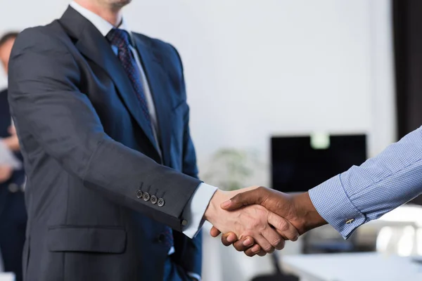 Twee Mix Race onherkenbaar Business Man Shake Hand overeenkomst naaiatelier Center Business Team collega 's — Stockfoto