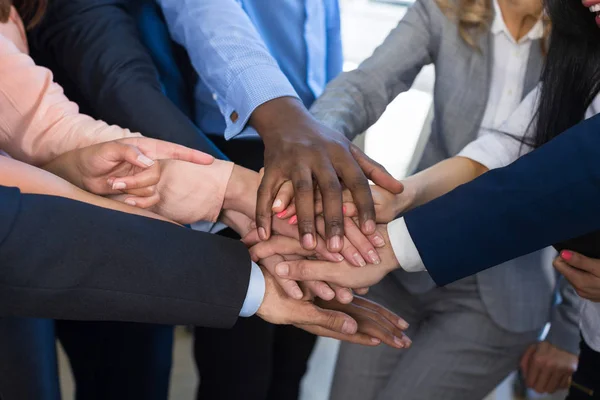 Pila de manos, concepto de trabajo en equipo, grupo de gente de negocios que se une a las armas en la pila, equipo diverso de empresarios que trabajan juntos — Foto de Stock