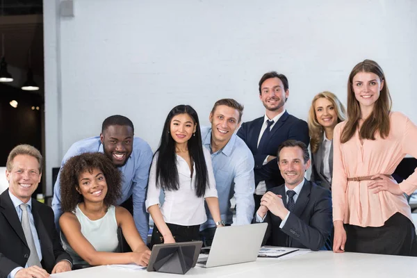 Misture corrida empresários sentados à mesa feliz sorrindo reunião comunicação discussão, homem de negócios e mulher trabalhando juntos Brainstorming — Fotografia de Stock