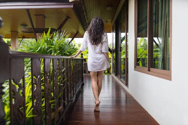 Giovane ragazza sulla terrazza dell'hotel, foresta tropicale Bella donna indietro Vista posteriore Vacanze estive — Foto Stock