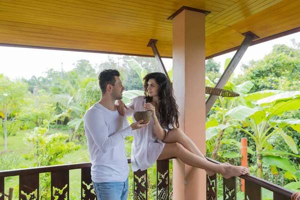 Paar nutzt Handy auf Sommerterrasse, junger Mann und Frau glücklich lächelnd halten Handy im Freien — Stockfoto