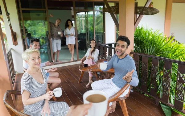 Grupo de Jóvenes Desayunando en Terraza Hotel Tropical, Amigos Vacaciones Tropicales —  Fotos de Stock