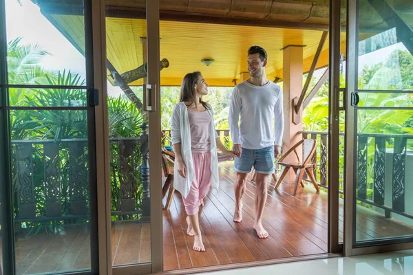 Pareja joven en la terraza Hotel tropical, hombre y mujer Vacaciones tropicales —  Fotos de Stock