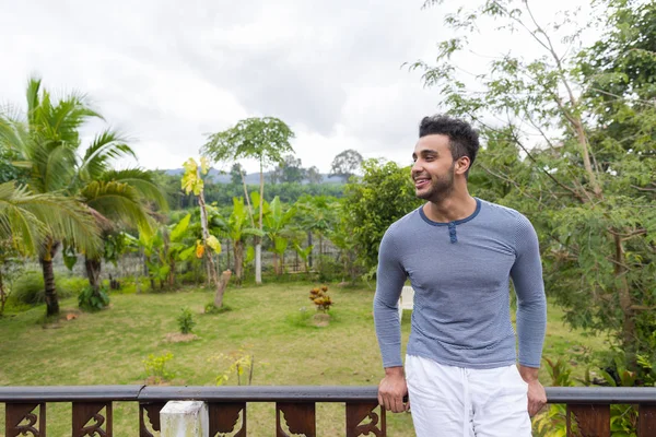 Hombre latino sonriente feliz sobre el paisaje verde de la selva tropical —  Fotos de Stock