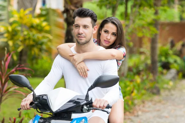 Pareja que monta la motocicleta, hombre joven mujer feliz sonriente turista viaje bicicleta tropical bosque exótico vacaciones — Foto de Stock