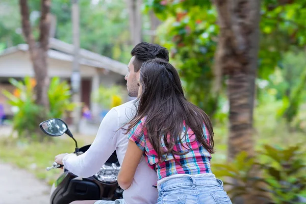 Motocicleta de equitação de casal, jovem mulher turista bicicleta de viagem floresta tropical férias exóticas — Fotografia de Stock