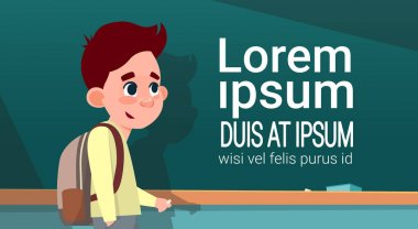 Okula geri dön, erkek öğrenci fotokopi alanı ile tebeşir tahtası önünde duran