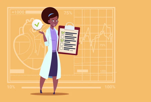 Medico afroamericano femminile che tiene appunti con i risultati dell'analisi e l'ospedale operaio delle cliniche mediche di diagnosi — Vettoriale Stock