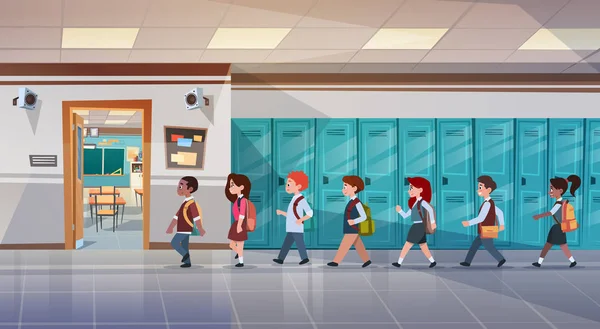 Kelompok Pupil Berjalan di Koridor Sekolah Ke Ruang Kelas, Mix Race Schoolchildren - Stok Vektor