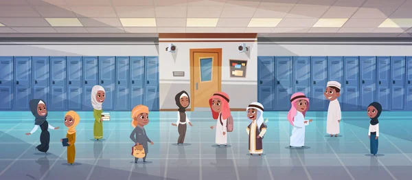 Groep van Arabische leerlingen wandelen In School Corridor naar klasse kamer, moslim scholieren — Stockvector
