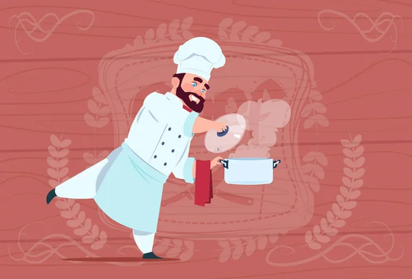 Chef Cook sostiene la cacerola con sopa caliente sonriendo jefe de dibujos animados en uniforme de restaurante blanco sobre fondo texturizado de madera — Vector de stock