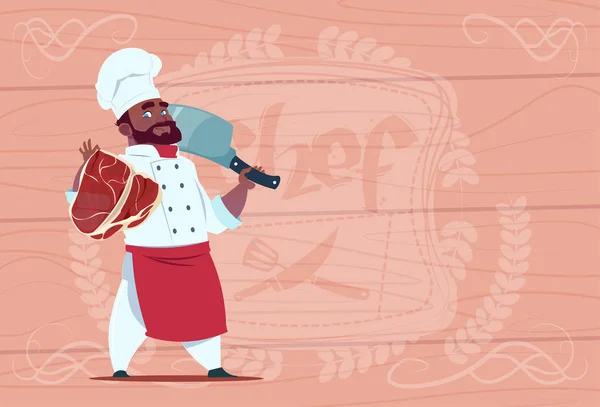 Africano americano chef cozinheiro segurando faca Cleaver e carne sorridente Cartoon Chief no restaurante branco uniforme sobre fundo texturizado de madeira — Vetor de Stock