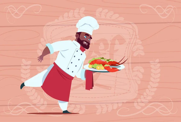 African American Chef Cook Holding taca z Lobster uśmiechnięty szef Cartoon w białej restauracji jednolitego nad drewnianą teksturą tła — Wektor stockowy