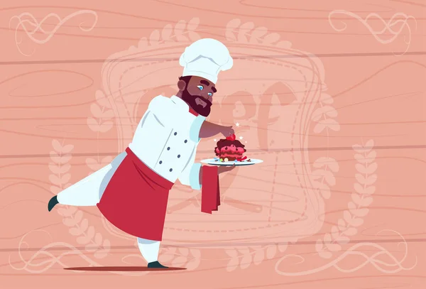 Афроамериканский повар держит десерт блюдо Улыбающийся шеф мультфильма в белом ресторане униформа на деревянном текстурированном фоне — стоковый вектор