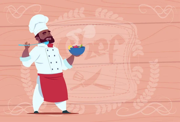 African American Chef Cook Holding Plate z gorącą zupą uśmiechnięty szef Cartoon w białej restauracji jednolitego nad drewnianą teksturą tła — Wektor stockowy