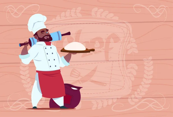 Chef afro-américain cuisinier tenant farine et pâte sourire chef de bande dessinée en uniforme de restaurant blanc sur fond texturé en bois — Image vectorielle