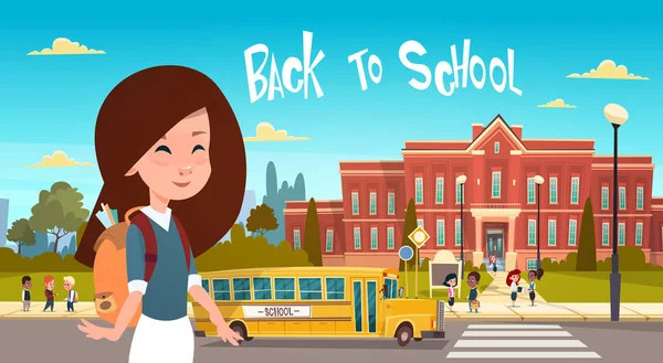 Menina que vai voltar para a escola sobre o grupo de alunos andando de ônibus amarelo Estudantes crianças primárias —  Vetores de Stock