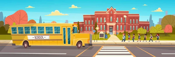黄色いバスの小学生から校舎まで歩く生徒のグループ — ストックベクタ