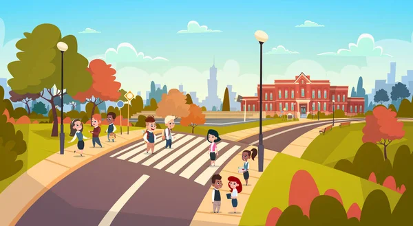 횡단 보도 믹스 레이스 학생에 걷는 학생들의 그룹은 학교 횡단 거리로 이동 — 스톡 벡터