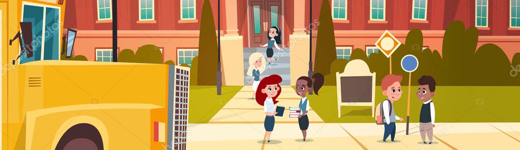 Kelompok Pupils Mix Race Stand Di Depan Gedung Sekolah Sekolah Sekolah Sekolah Dasar Siswa yang Berbicara — Stok Ilustrasi Kelompok Pupils Mix Race Stand Di Depan Gedung Sekolah Sekolah Sekolah Sekolah Dasar Siswa yang Berbicara Grafik Vektor