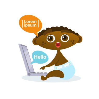 Dizüstü bilgisayar yürümeye başlayan çocuk mutlu karikatür bebek bezi sörf Internet kullanarak şirin Afrikalı-Amerikalı bebek çocuk