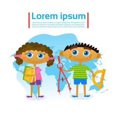 Küçük çocuklar pergel dünya haritası üzerinde haritacılık hobi öğrenme çocuk elinde.