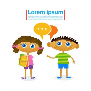 Küçük kız ve erkek konuşuyor kitap yığını hobi okuma tutun