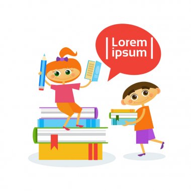 Çocuklar sevimli çocuklar mutlu gülümseyerek okuma kitapları ile grup