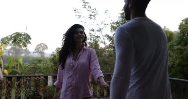 Yaz terası Stand sabah tropik orman arayan kucaklayan Coupe tutuşup yürü