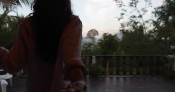 Kvinnan håller Man Hand leder till terrassen synvinkel, par tillsammans i morgon — Stockvideo