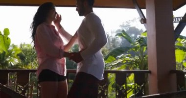 Mutlu yaz terasında Mix yarış erkek ve kadın açık havada el ele tutuşarak aşk söz Çift