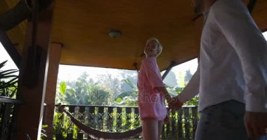 Mutlu kız adam sabah açık havada yaz terası, genç bir çift için birlikte tatile önde gelen.