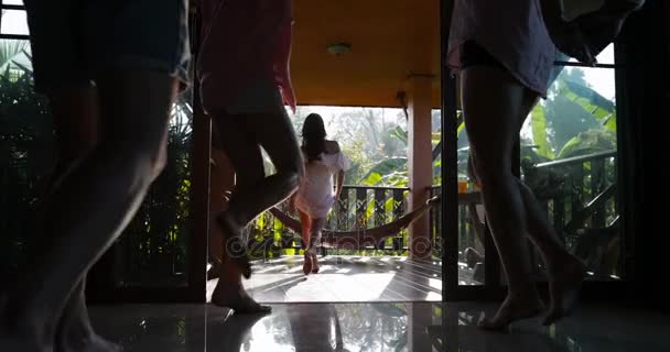 Alegre grupo de personas que caminan en la terraza de verano por la mañana, dos amigos de la pareja Mix Race pasan tiempo juntos — Vídeo de stock