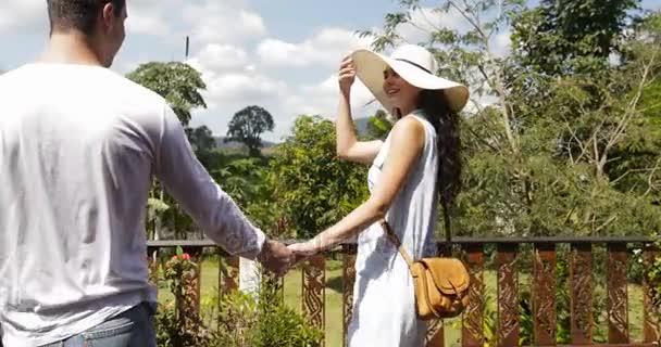 Pareja caminando en la terraza hablando, hombre y mujer sosteniendo las manos comunicándose al aire libre — Vídeo de stock