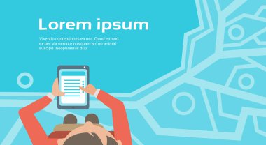İş adamı kullanarak dijital Tablet bilgisayar en iyi görüş açısı, işadamı ekran Online konsepti dokunma